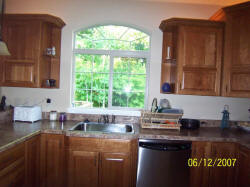 kitchen05.JPG (79880 bytes)